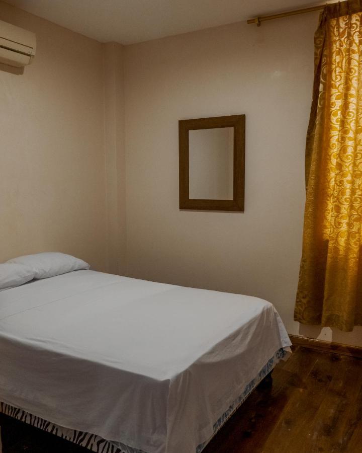 Hostal Tortuga Dorada Puerto López Kültér fotó