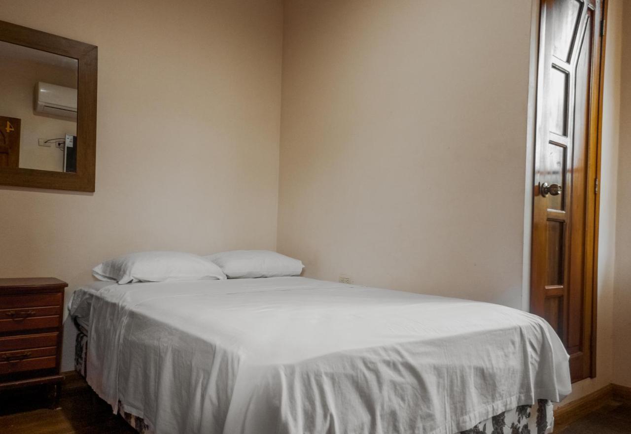 Hostal Tortuga Dorada Puerto López Kültér fotó