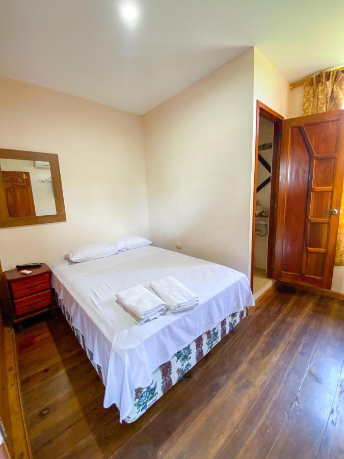 Hostal Tortuga Dorada Puerto López Kültér fotó