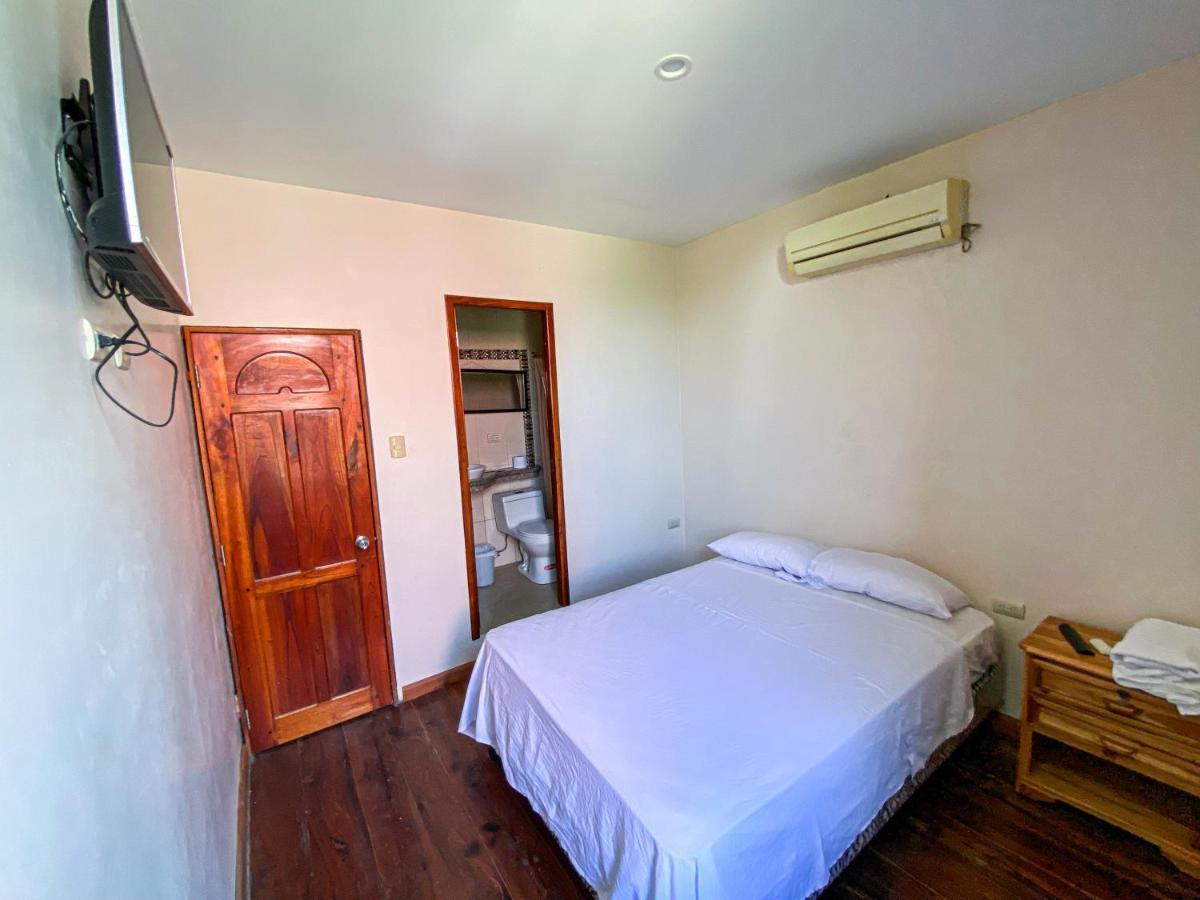 Hostal Tortuga Dorada Puerto López Kültér fotó